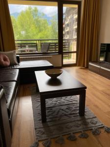 un soggiorno con divano e tavolino da caffè di M&R Apartment C13 - SPA Terra Complex a Razlog