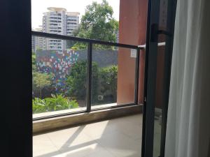 uma janela aberta com vista para uma cidade em Marriott Resort Xiangshui Bay em Lingshui