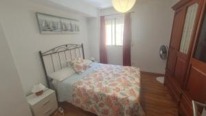 een kleine slaapkamer met een bed en een raam bij Visit Gibraltar stay in La Linea for less! in La Línea de la Concepción