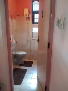 uma casa de banho com um WC, um lavatório e um chuveiro em Roche's Cozy Corner R-1 Upper Level em Madiwala