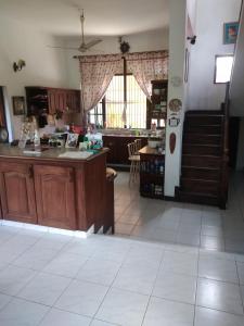 uma cozinha com um balcão e uma cozinha com uma mesa em Roche's Cozy Corner R-1 Upper Level em Madiwala