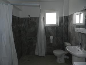 a bathroom with a shower and a toilet and a sink at Villa Campo in Ezerets