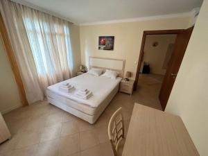 Katil atau katil-katil dalam bilik di Quiet apartment with big terrace in Santa Marina with parking