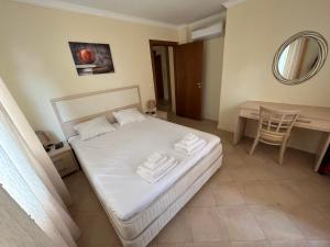 Katil atau katil-katil dalam bilik di Quiet apartment with big terrace in Santa Marina with parking