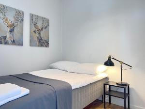 ein Schlafzimmer mit einem Bett und einer Lampe auf einem Tisch in der Unterkunft Nice Apartment In Rdovre Close To The Highway in Rødovre
