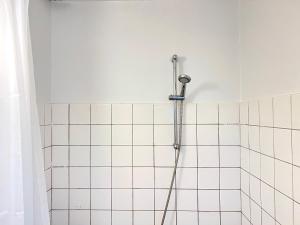 eine Dusche im Bad mit weißen Fliesen in der Unterkunft Nice Apartment In Rdovre Close To The Highway in Rødovre
