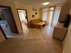 uma sala de estar com um sofá e uma mesa em Quiet apartment with big terrace in Santa Marina with parking em Sozopol
