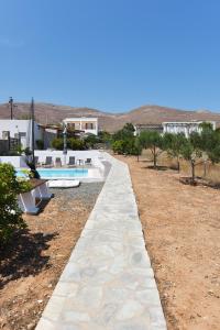 Πισίνα στο ή κοντά στο Flora's beach and pool villa in Syros