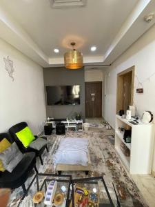 salon z kanapą i łóżkiem w obiekcie A journey of luxury Seaview living. w Kuwejcie
