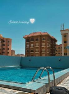 einem Pool an der Seite eines Gebäudes in der Unterkunft A journey of luxury Seaview living. in Kuwait