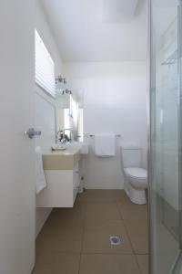 Ett badrum på Port Campbell Parkview Motel & Apartments
