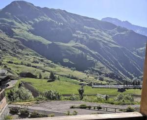 Blick auf ein Tal mit Bergen im Hintergrund in der Unterkunft Orcières Merlette appartement T2 à 50m des pistes-4 personnes-Chalet d’Orcières- été et hiver in Orcières