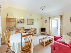 A seating area at Robin Cottage