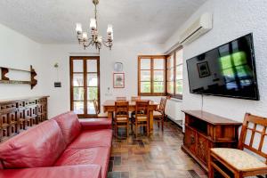 een woonkamer met een bank en een eetkamer bij Cottage Deluxe in Soiano del Lago