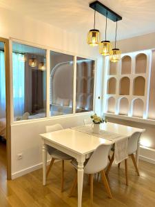 comedor con mesa blanca y sillas en Sweet apartment near Paris en Vitry-sur-Seine