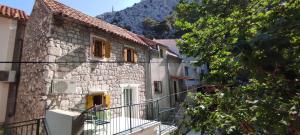 a group of buildings with a mountain in the background at Apartman Branka in Omiš