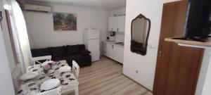 a small living room with a table and a couch at Apartman Branka in Omiš