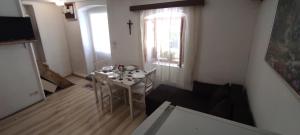 a small living room with a table and a window at Apartman Branka in Omiš