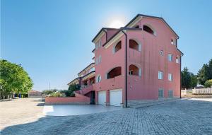 un grand bâtiment rouge dans une rue en briques dans l'établissement Beautiful Apartment In Pavicini With Wifi, à Pavicini