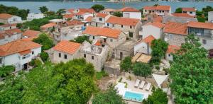 una vista aérea de una ciudad con techos naranjas en Stone story AlbA, en Okrug Donji