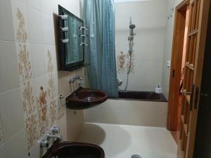 uma casa de banho com um lavatório, um WC e um espelho. em appartamento Alleria em Laterza