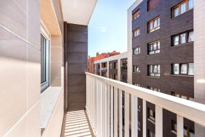 balcón con vistas a algunos edificios en MyHouseSpain - Precioso piso cerca de la playa, en Gijón