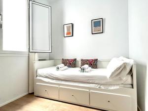 un letto bianco in una stanza con finestra di Hispalis Plaza de Santa Cruz a Siviglia