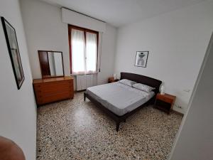Schlafzimmer mit einem Bett, einem Spiegel und einem Fenster in der Unterkunft Da Olga e Giubbino - Terrossola in Bibbiena