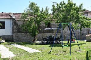 un parco giochi in un cortile con altalena di Casa Avoa María a Ourense