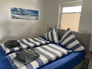 Postel nebo postele na pokoji v ubytování WoogeTraum - Traumwohnung mit Meerblick direkt am Strand
