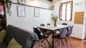 uma sala de jantar com mesa e cadeiras em La Seronda de Villaorille - Las Casas del Oso 