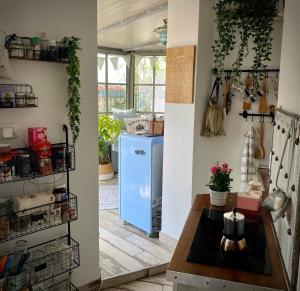 uma cozinha com um frigorífico azul num quarto em Attico&Nuvole em Turim