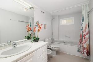 Zdjęcie z galerii obiektu Apartment, close to the beach and sea views, in Marbella w Marbelli