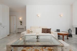 Zdjęcie z galerii obiektu Apartment, close to the beach and sea views, in Marbella w Marbelli