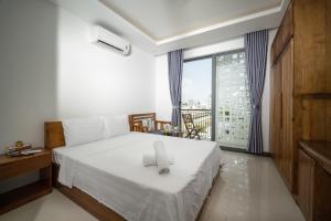 um quarto com uma cama com uma cruz em Carol Homestay & Apartment Đà Nẵng 4 em Da Nang