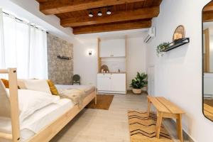a bedroom with a bed and a table in a room at Baglio Delle Terre Nere - Affitti Brevi Italia in Viagrande
