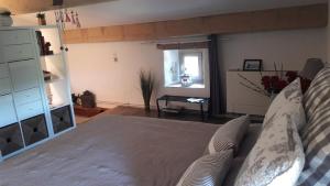 ein Schlafzimmer mit einem großen Bett und einem Fenster in der Unterkunft Le Mouleyras in Saint-Montan