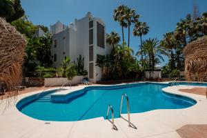 Bazén v ubytovaní Apartment, close to the beach and sea views, in Marbella alebo v jeho blízkosti