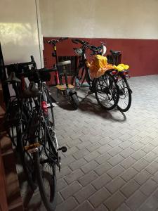 - un groupe de vélos garés dans une chambre dans l'établissement Park Hédervár, à Hédervár