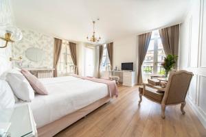 a bedroom with a bed and a desk and a chair at Hotel Infanta Isabel by Recordis Hotels in Segovia