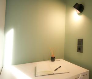 een bureau met een pen en een boek erop bij Onos - 2 bedroom 2 bathroom penthouse with terrace in Old Town in Kalamata