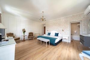 1 dormitorio con 1 cama y sala de estar en Infanta Isabel by Recordis Hotels en Segovia