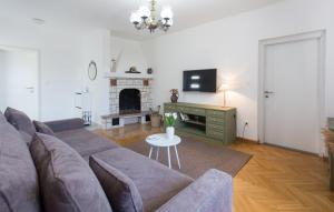 TV a/nebo společenská místnost v ubytování Villa Marante with heated private pool