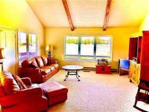 sala de estar con sofá y mesa en TALISMAN AMAZING VIEWS Walk to Uptown Sleeps 4, en Pagosa Springs