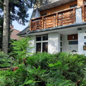 ein Haus mit Büschen davor in der Unterkunft Villa Sagan in Zamárdi