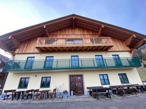 Cette grande maison dispose d'un balcon. dans l'établissement Appartmens am Attersee Dachsteinblick, à Nussdorf am Attersee