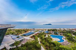 een luchtzicht op een resort en de oceaan bij Le Meridien Qingdao West Coast Resort in Huangdao