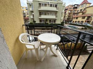 - Balcón con mesa blanca y 2 sillas en Siana 4 Apartment (15), en Sveti Vlas