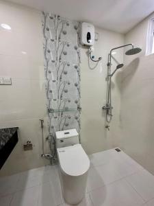 łazienka z toaletą i zasłoną prysznicową w obiekcie EQUATOR RETREAT w mieście Fuvahmulah