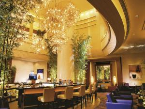 Uma área de estar em Renaissance Wuhan Hotel